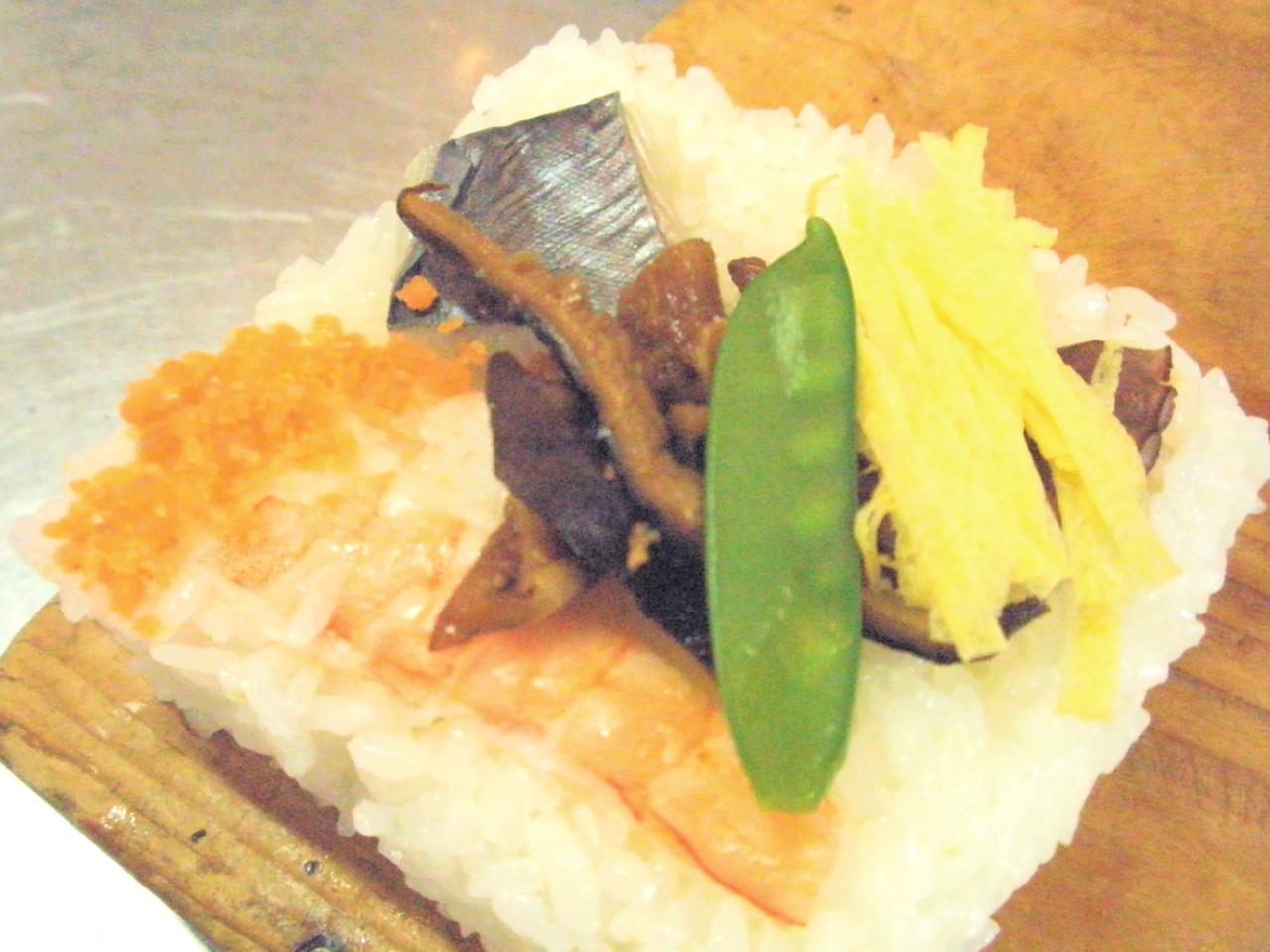 さわら押し抜きずし 香川県の美味しい名物料理 寿司 Eats Jp