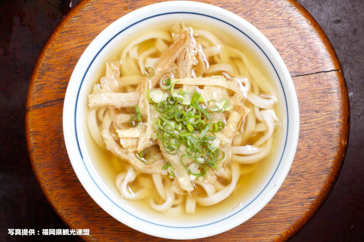 うどん（うどん）｜福岡県のご当地グルメうどんは、フワモチ麺とやさしいスープのハーモニー｜eats.jp