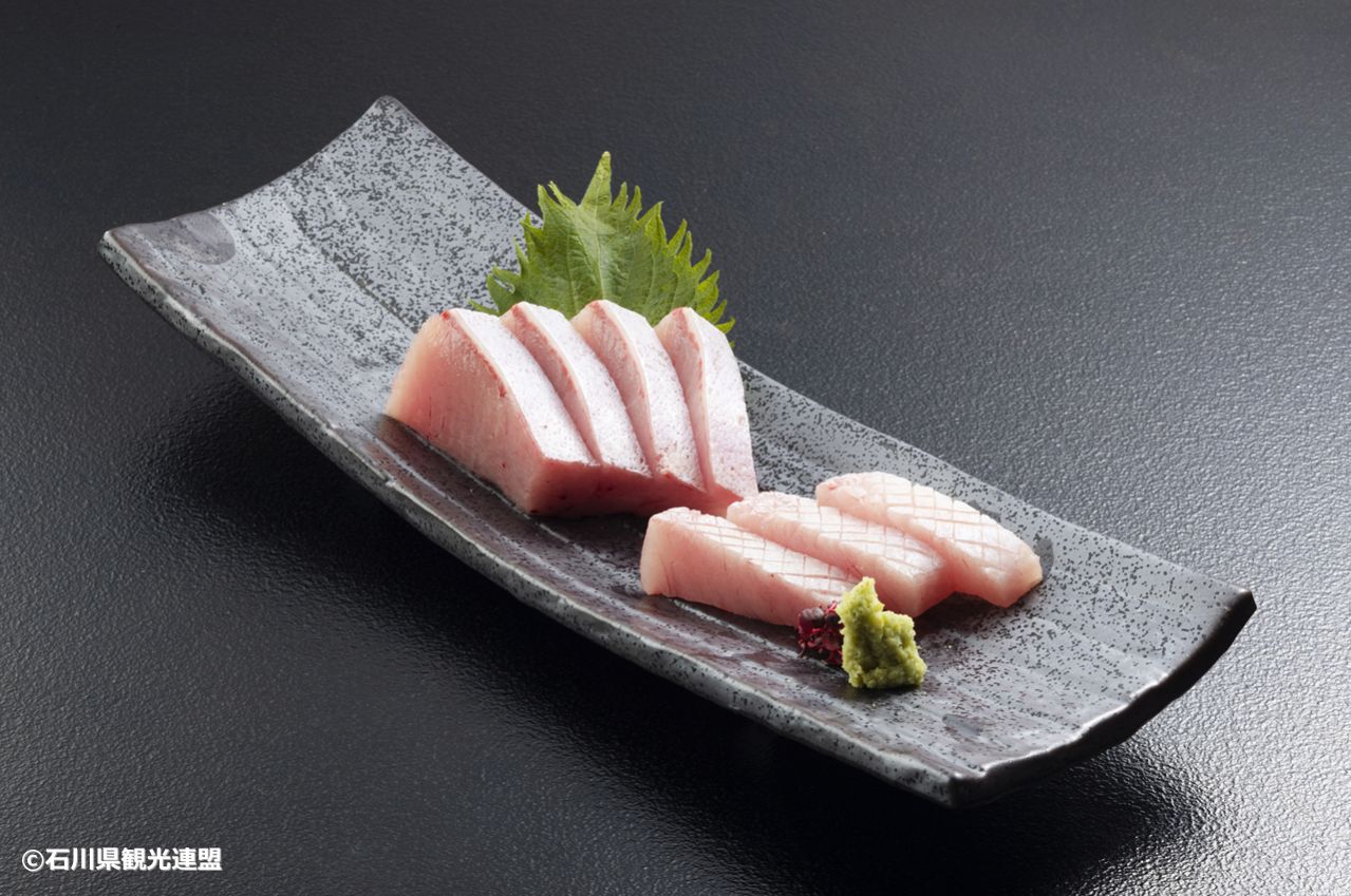 石川名物　寒ブリ刺身