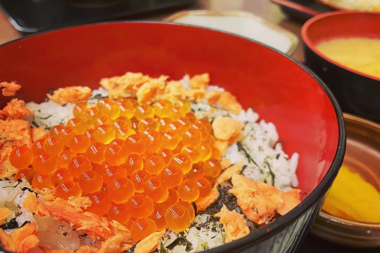 はらこ飯とは｜鮭の恵み、親子の味わい。秋を感じる宮城の郷土料理『はらこ飯』｜宮城県