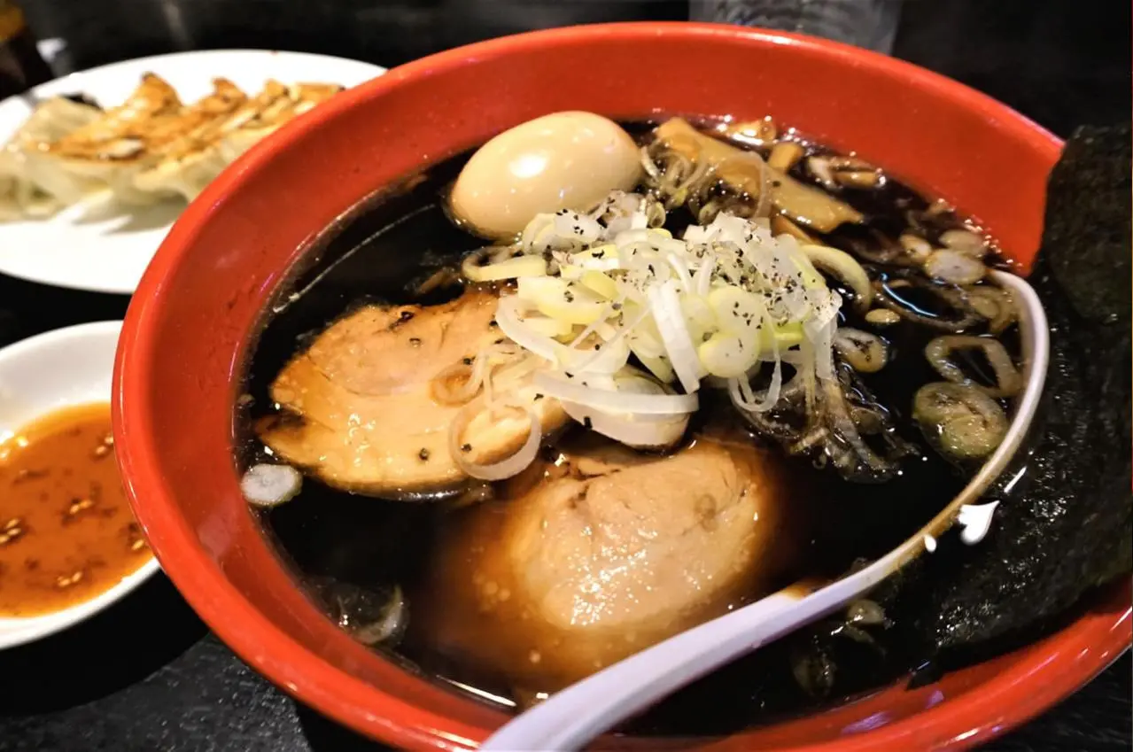 富山ブラックラーメン（とやまぶらっくらーめん）｜富山県のご当地グルメ富山ブラックラーメンは、ブラックな見た目も刺激的な味もインパクト大！｜eats.jp