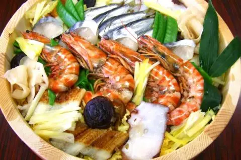 ข้าวซูชิหน้าผักชีนาระสีเหลือง